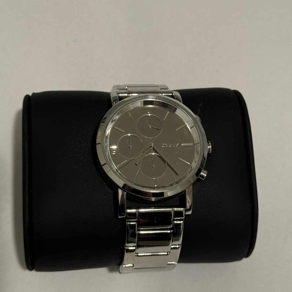 DKNY watch - Picture 3 of 3